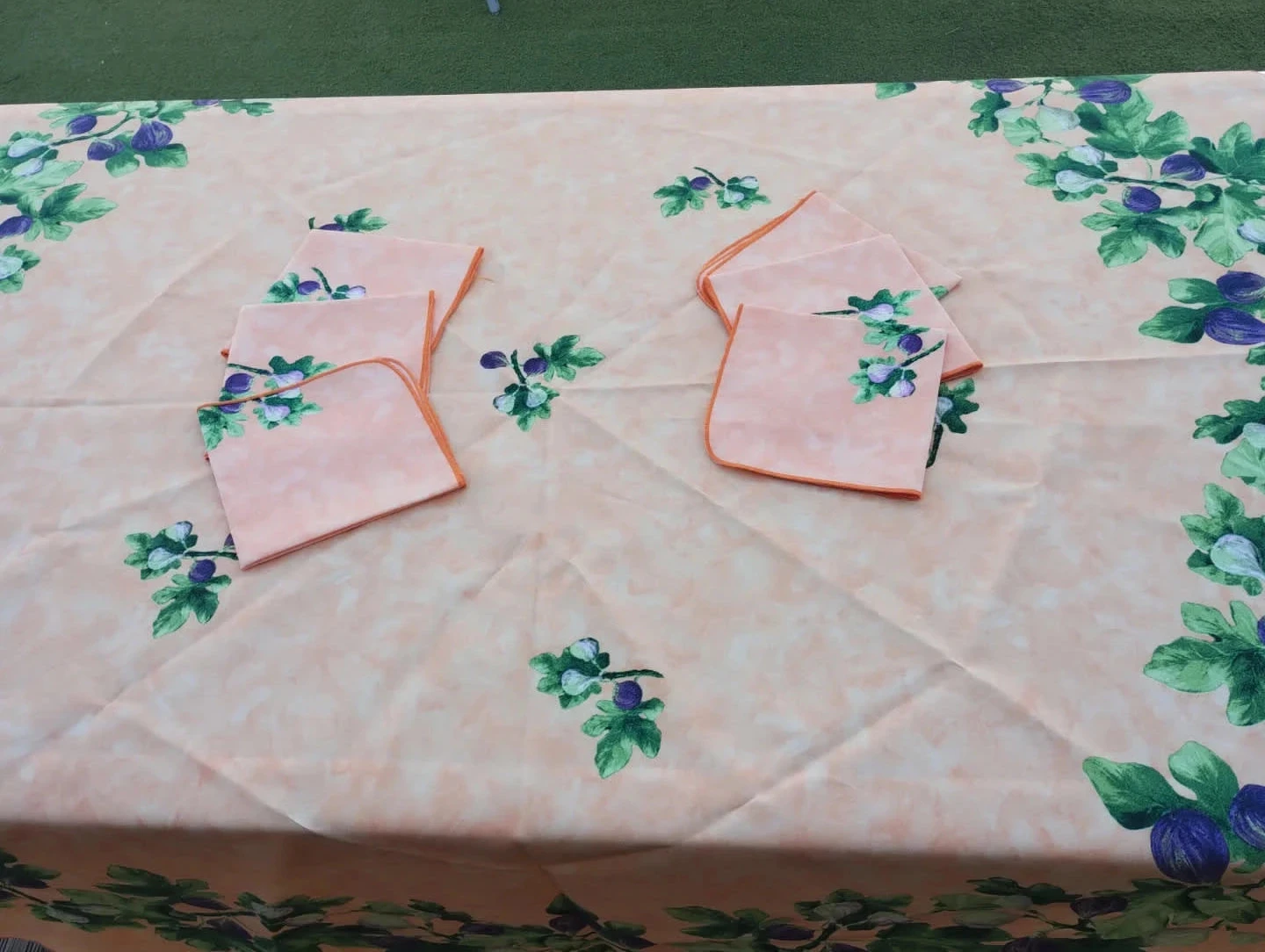 Nappe ronde orangée avec figue + 6 serviettes, L'enfant de Provence